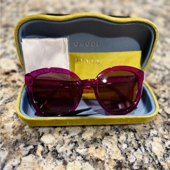 Gucci Fuchsia Sunglasses for Women - Picture 2 of 7